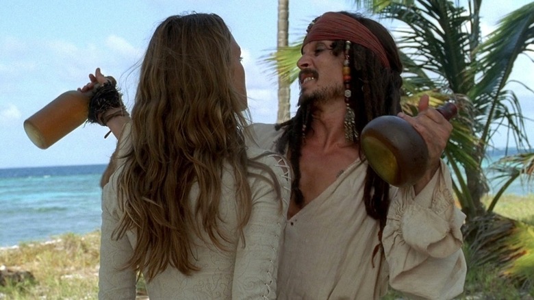 Jack Sparrow tenant des bouteilles de rhum
