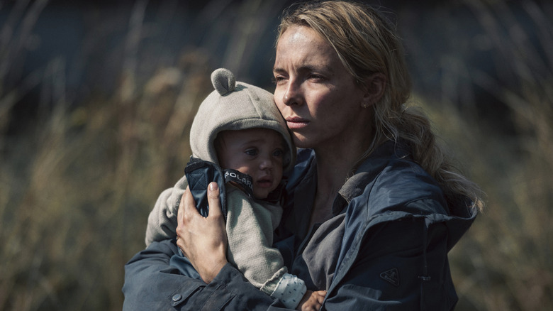 Femme tenant Zeb dans The End We Came From