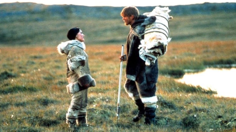 Kanaalaq et Charlie en pleine nature dans The Snow Walker