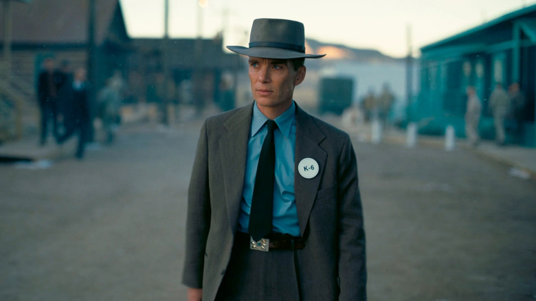 Oppenheimer marchant à Los Alamos à Oppenheimer
