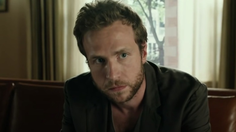 Rafe Spall est moins célèbre