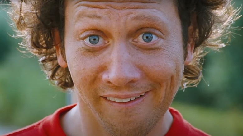 Deuce Bigalow souriant