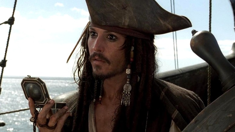 Capitaine Jack Sparrow tenant une boussole 