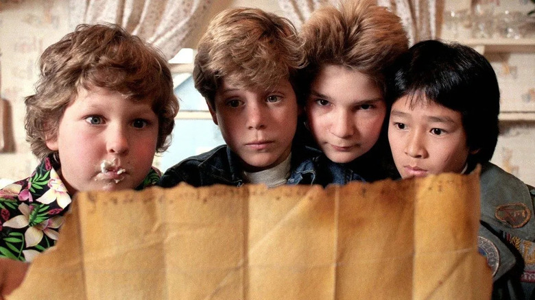 Chunk, Mikey, Mouth et Data regardent la carte au trésor dans 
