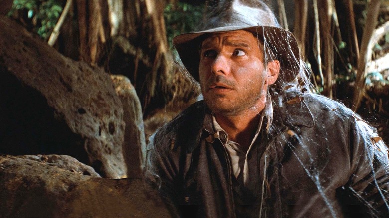 Indiana Jones couvert de toiles d'araignées 