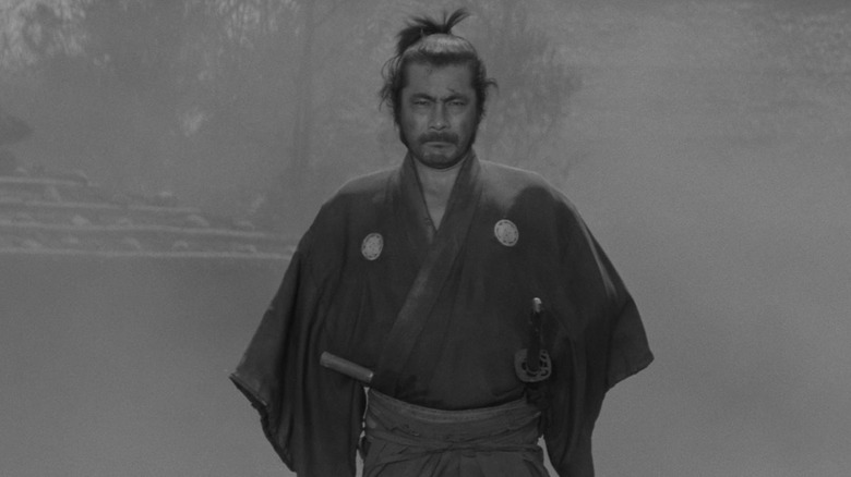 Kuwabatake Sanjuro se promenant dans la ville 