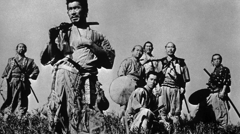 Sept guerriers samouraïs se tenant ensemble 