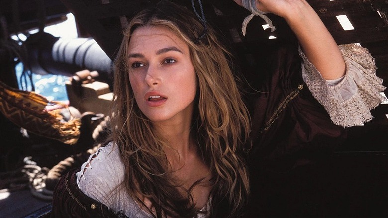Elizabeth Swann regardant du dessous du pont dans Pirates des Caraïbes : La Malédiction du Black Pearl