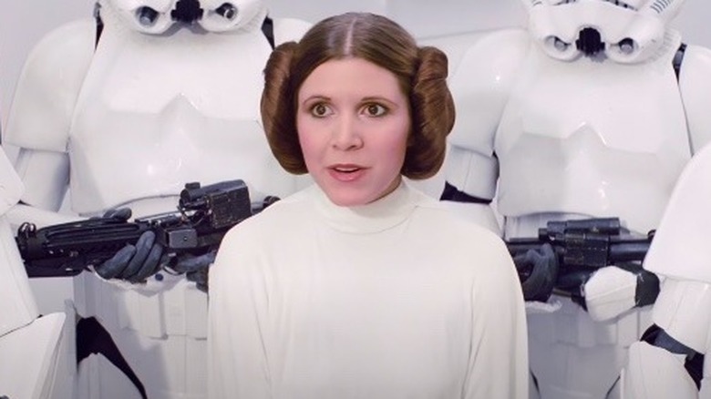 Carrie Fisher dans le rôle de Leia parlant 