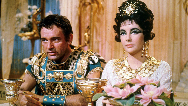Cléopâtre et Marc Antoine assis ensemble dans des atours opulents 