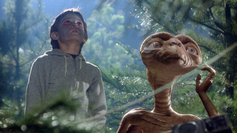 Elliot et ET regardent vers le haut dans ET l'extra-terrestre (1982)