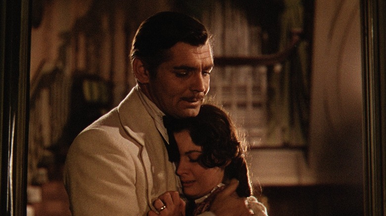 Rhett embrassant Scarlett dans Autant en emporte le vent (1939)