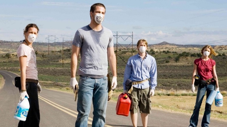 Bobby, Danny, Brian et Kate debout dehors avec des masques