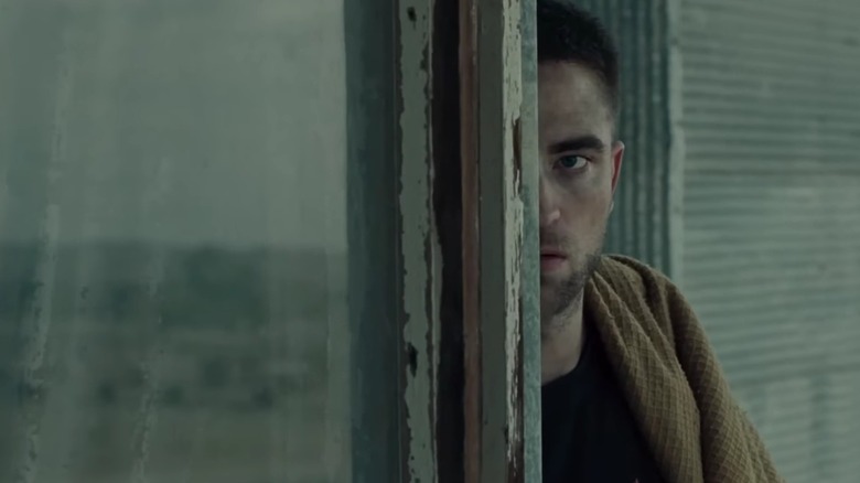 Reynolds regardant autour d'un mur dans The Rover