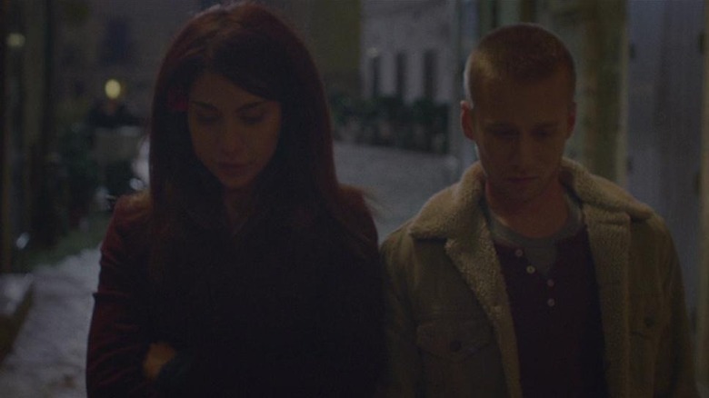 Evan et Louise marchant dans une ruelle au printemps