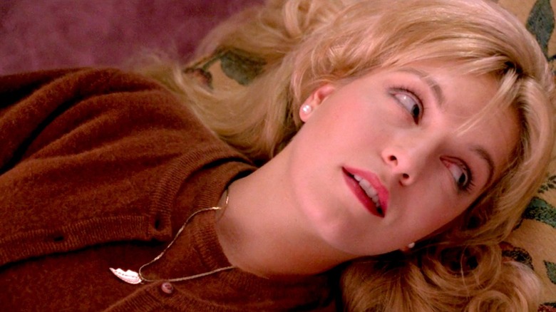 Laura Palmer allongée sur son lit