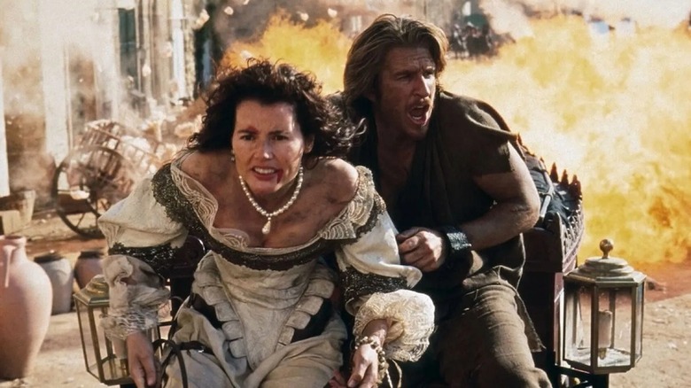 Les deux protagonistes de Cutthroat Island pris dans une poursuite explosive (1995)