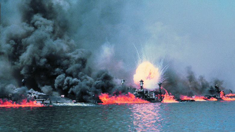 Des navires en feu lors de l'attaque de Pearl Harbor à Tora ! Tora ! Tora !