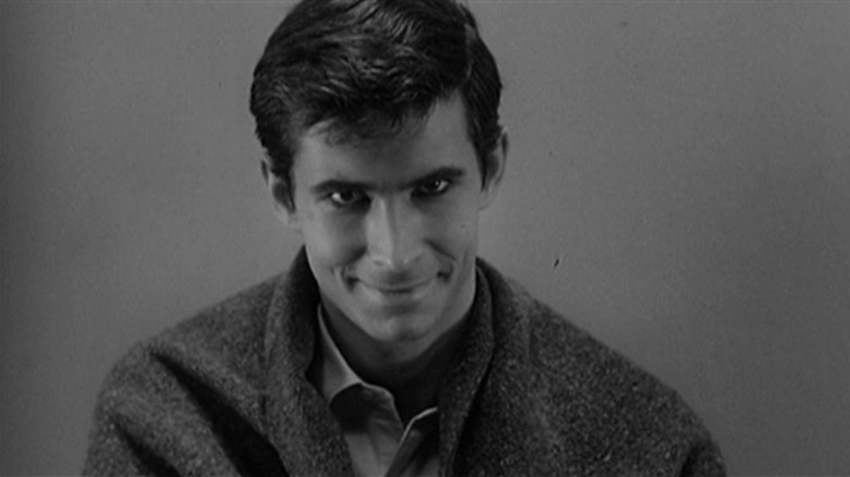 Norman Bates regarde la caméra dans Psycho