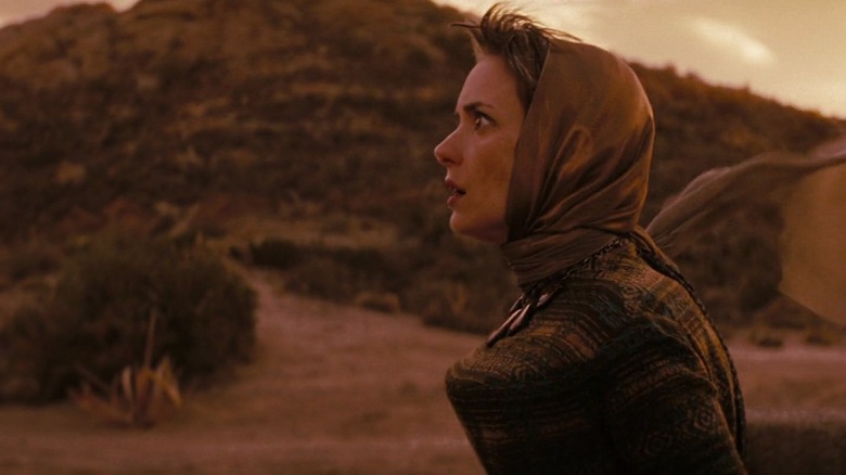 Amanda Grayson a l'air choquée alors que sa planète s'effondre dans Star Trek (2009)