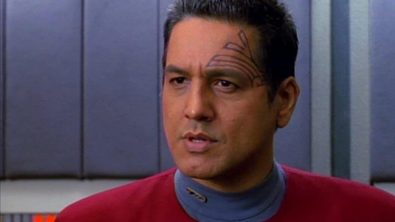 Chakotay donnant des commandes dans Star Trek : Voyager (1996)