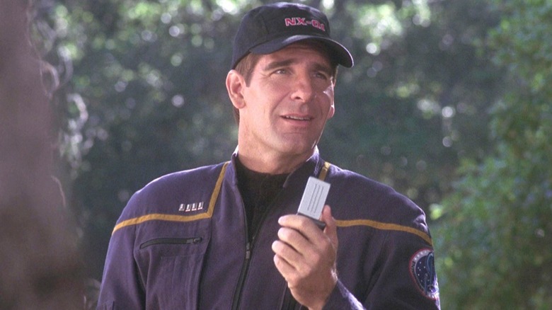 Le Dr Jonathan Archer est témoin de quelque chose de louche dans Star Trek : Enterprise (2002)