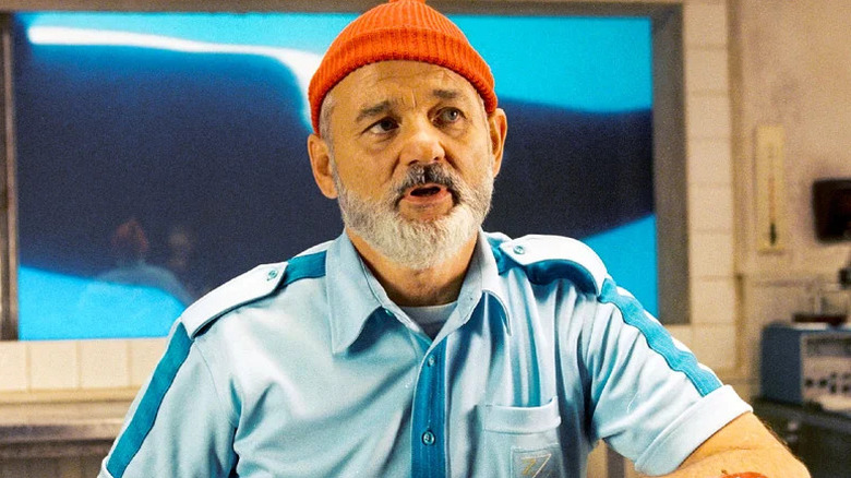 Steve Zissou porte un uniforme pastel dans La Vie Aquatique avec Steve Zissou