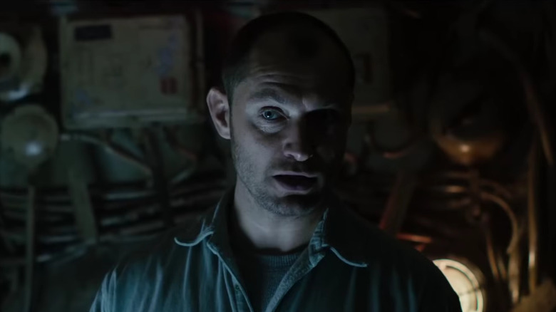 Robinson semble inquiet dans une salle des machines en mer Noire