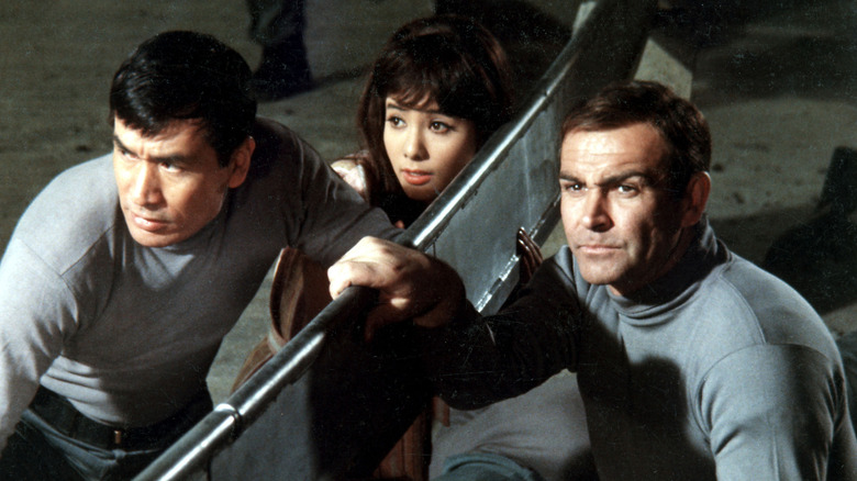 Tiger Tanaka, Kissy Suzuki et James Bond planifient leur attaque dans 