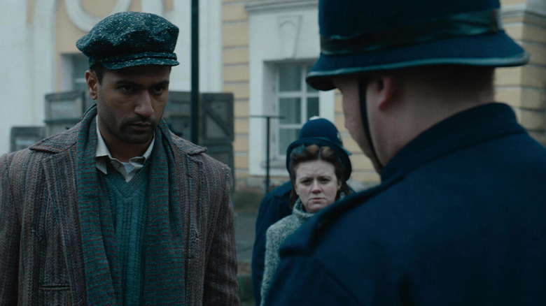 Udham Singh naviguant dans les rues de Londres dans Sardar Udham (2021)
