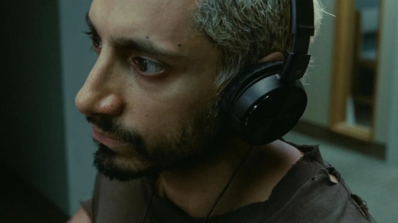 Ruben porte ses écouteurs dans Sound of Metal (2020)