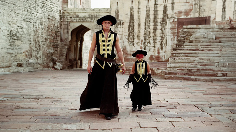 Le Black Bandit et sa fille arrivent dans des ruines dans The Fall (2006)