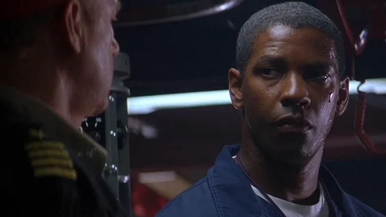 Un Ron Hunter sérieux regardant Frank Ramsey dans Crimson Tide