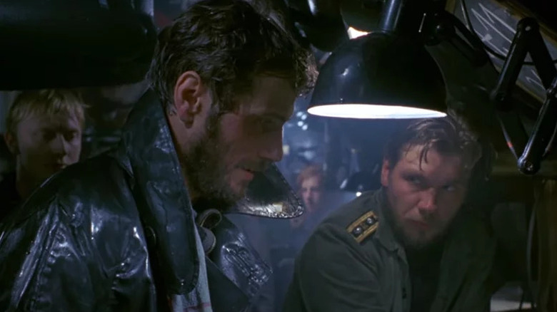 Der Alte a l'air pensif pendant que ses hommes regardent Das Boot