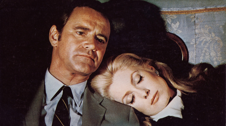 Catherine Gunther pose sa tête sur l'épaule de Howard Brubaker dans Le poisson d'avril