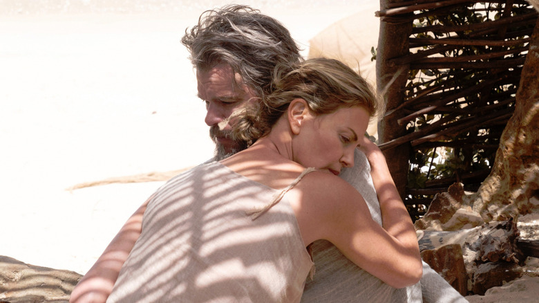 Ulysse et Calypso s'étreignent 