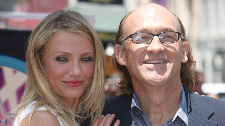 Chuck Russell posant avec Cameron Diaz sur le Hollywood Walk of Fame