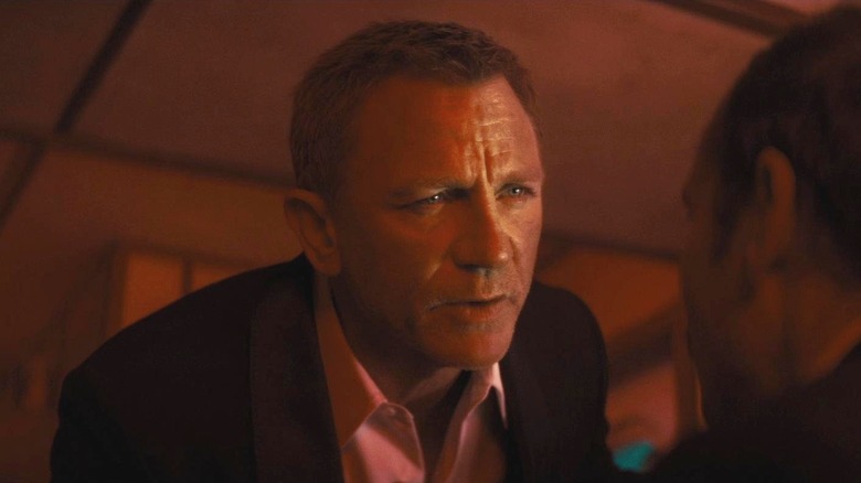 James Bond pose des questions cruciales dans 