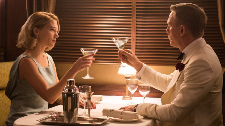 Le Dr Madeleine Swann et James Bond portent un toast à 