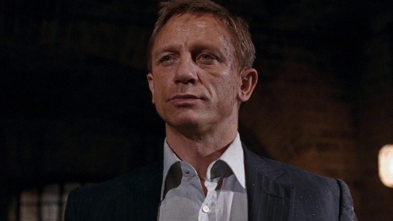 James Bond a l'air plus qu'un peu éraflé 