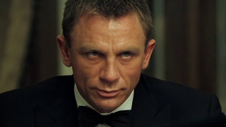 James Bond levant intensément les yeux lors d'une partie de poker à 