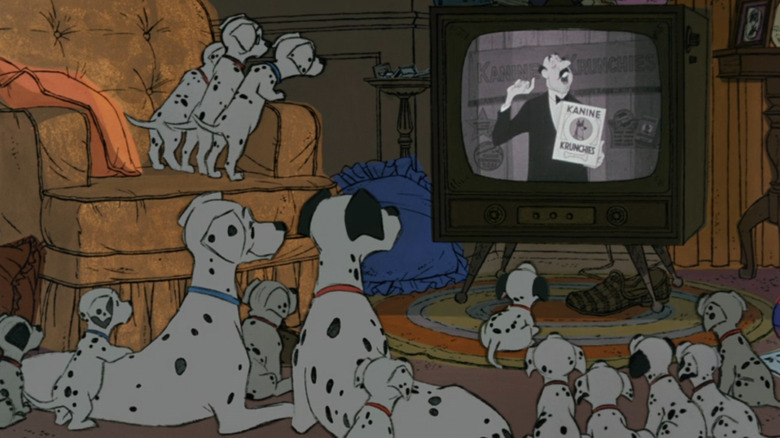 Les Dalmatiens regardent la télévision dans 101 Dalmatiens