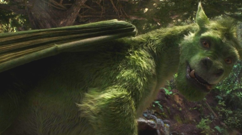 Elliott regarde Pete dans Pete's Dragon