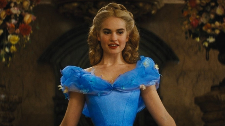 Cendrillon descendant les escaliers du bal dans Cendrillon