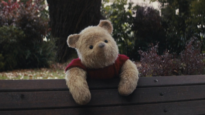Winnie l'ourson souriant à Christopher Robin dans Christopher Robin