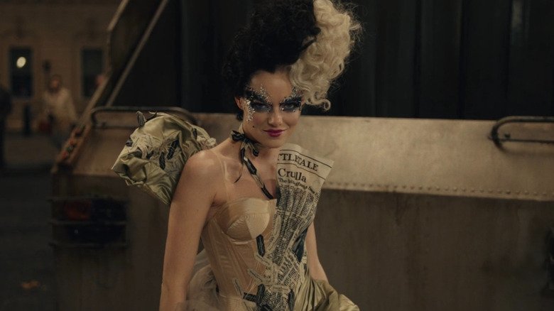 Cruella souriant à la baronne dans Cruella