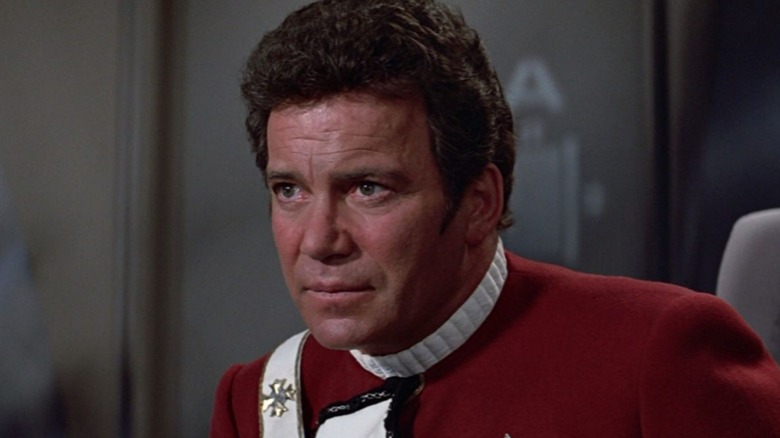 Le contre-amiral James T. Kirk a l'air déterminé sur le siège central de 