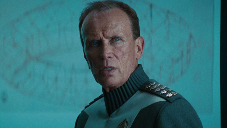 L'amiral de la flotte Alexander Marcus debout au Starfleet Command à 