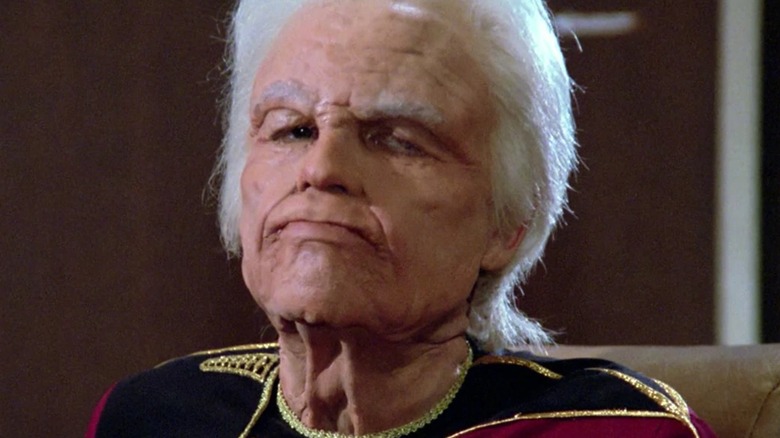 Un vieux Adm. Mark Jameson assis sur une chaise sur l'USS Enterprise en 