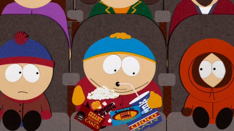 Cartman mangeant un tas de collations dans une salle de cinéma à South Park : plus gros, plus long et non coupé